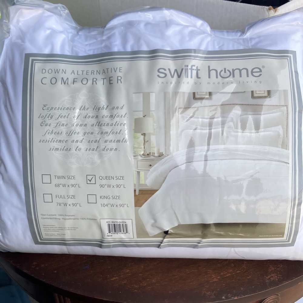 Comforter Swift Home down alternative Queen NEW